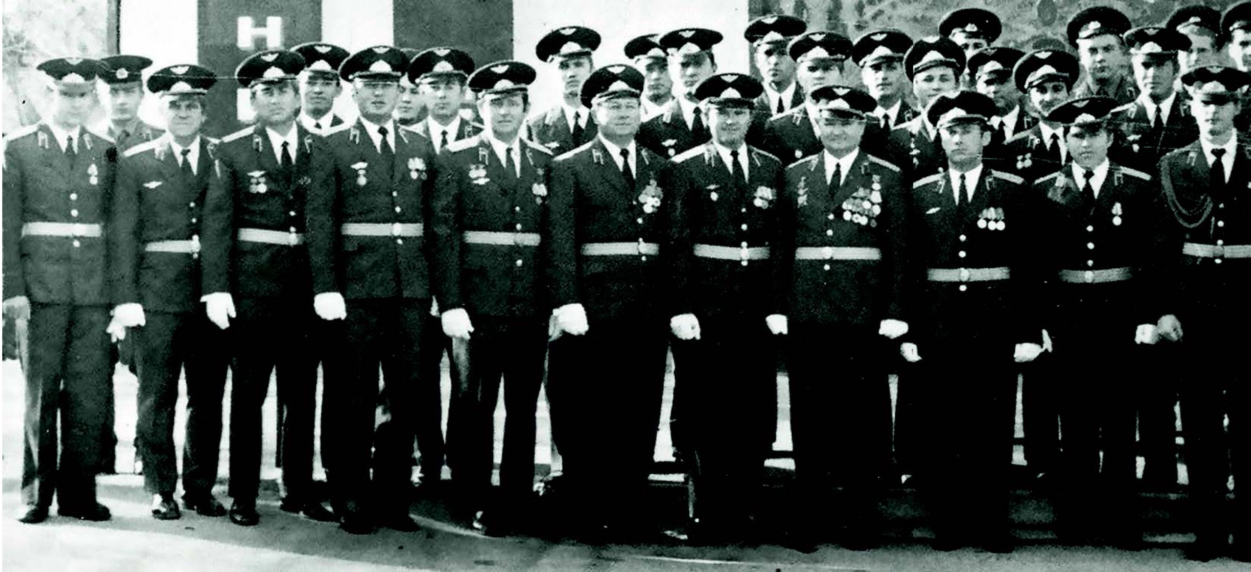 Летно-технический состав 1-й авиаэскадрильи 10-го Алма-Атинского полка Летно-технический состав 1-й авиаэскадрильи 10-го Алма-Атинского полка