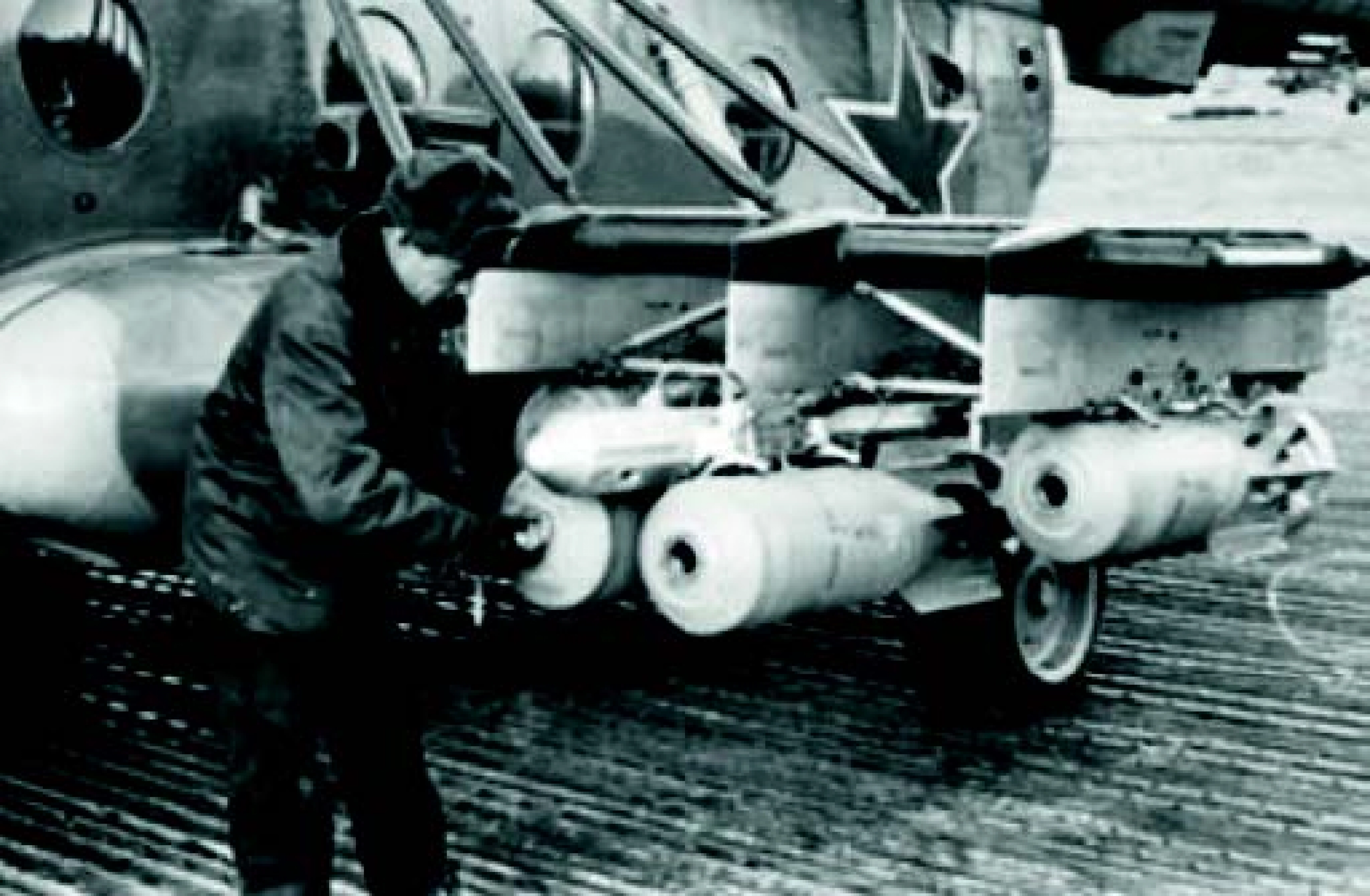 Заместитель командира полка по ИАС подполковник Н. Попович Заместитель командира полка по ИАС подполковник Н. Попович готовит вертолет к нанесению бомбового удара, Гульхана, 1986 г.