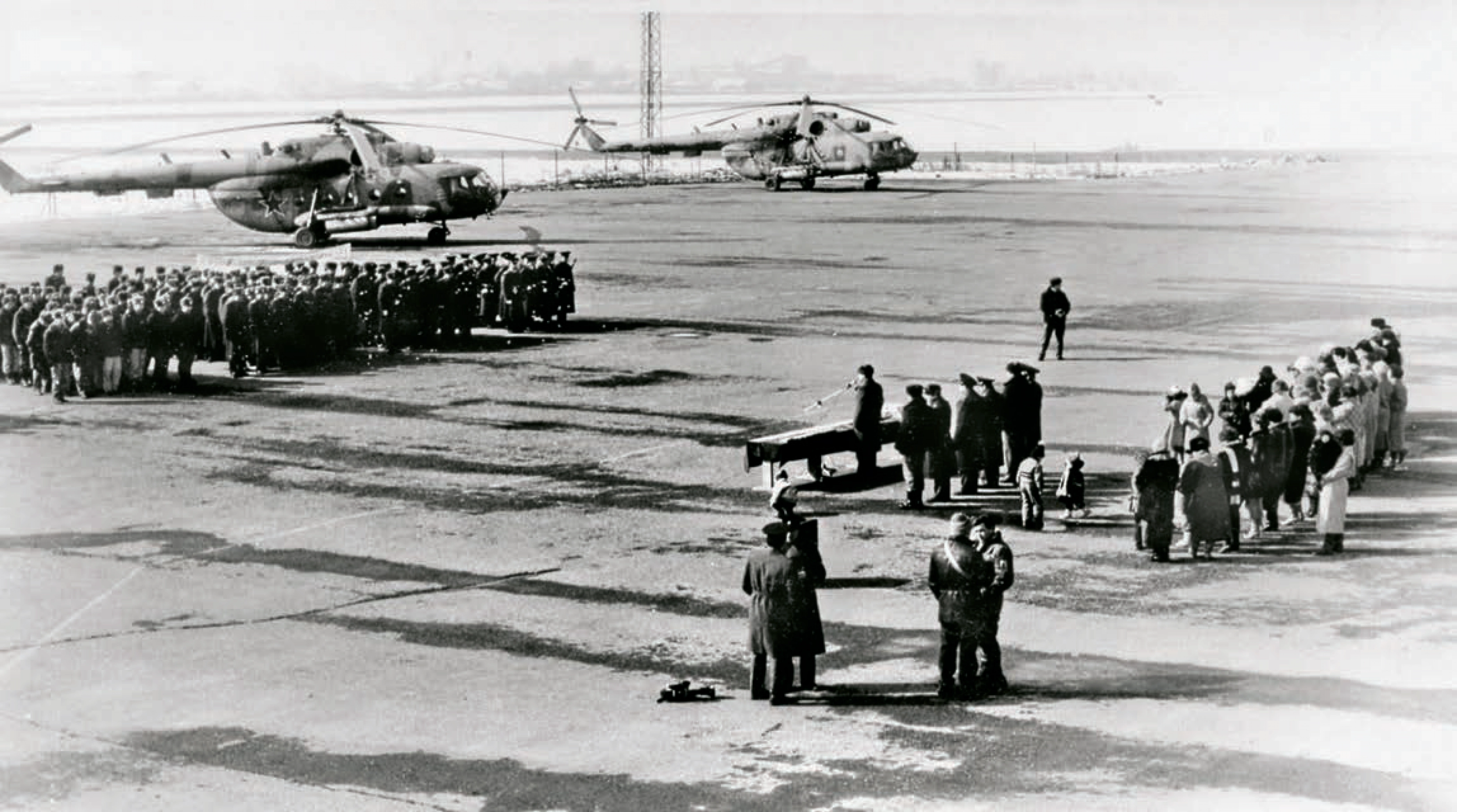 Аэродром Душанбе Построение личного состава полка на аэродроме, г. Душанбе