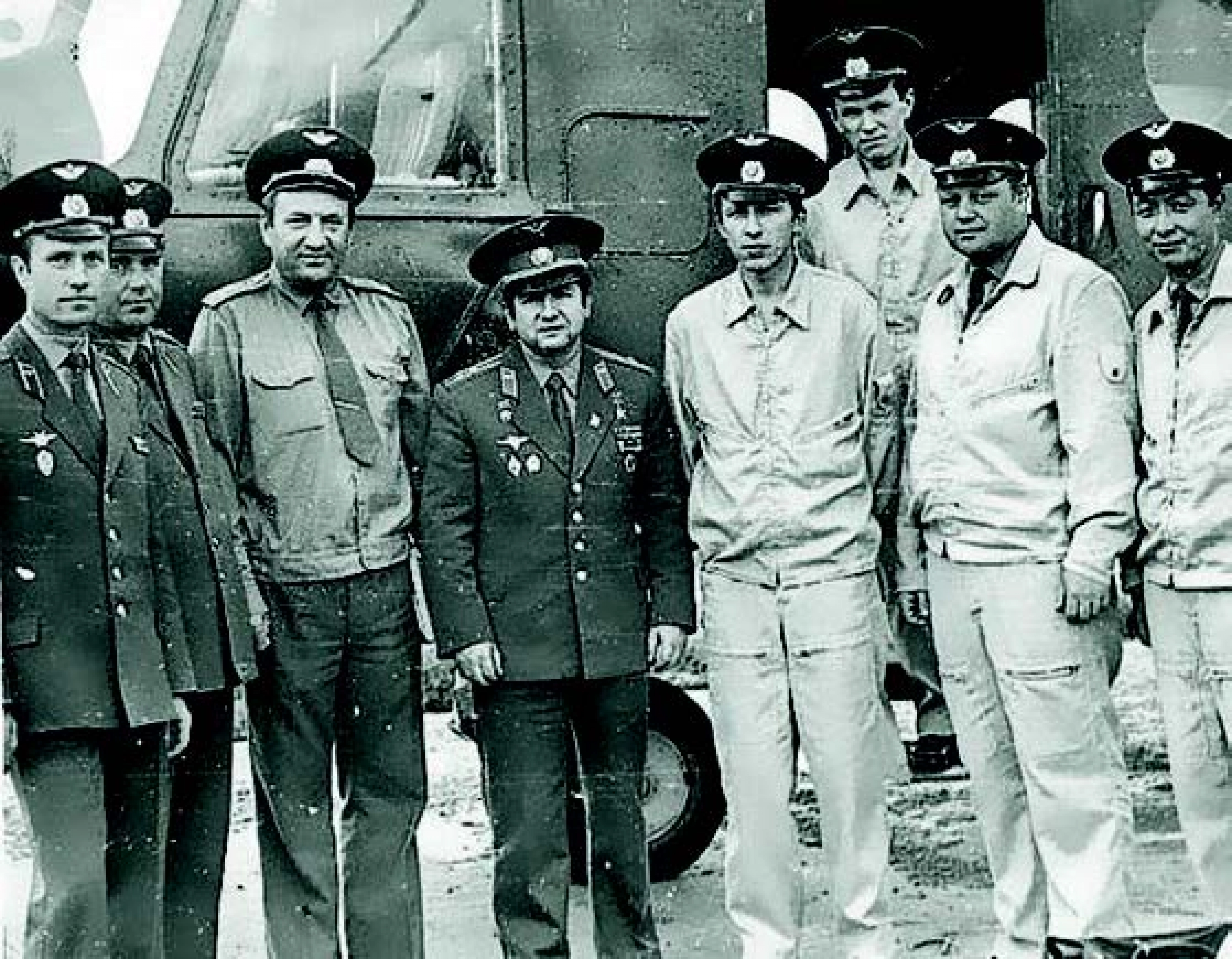 Офицеры полка с космонавтом В. Коваленком Офицеры полка с космонавтом В. Коваленком (в центре), полковник А. Найденов (слева)