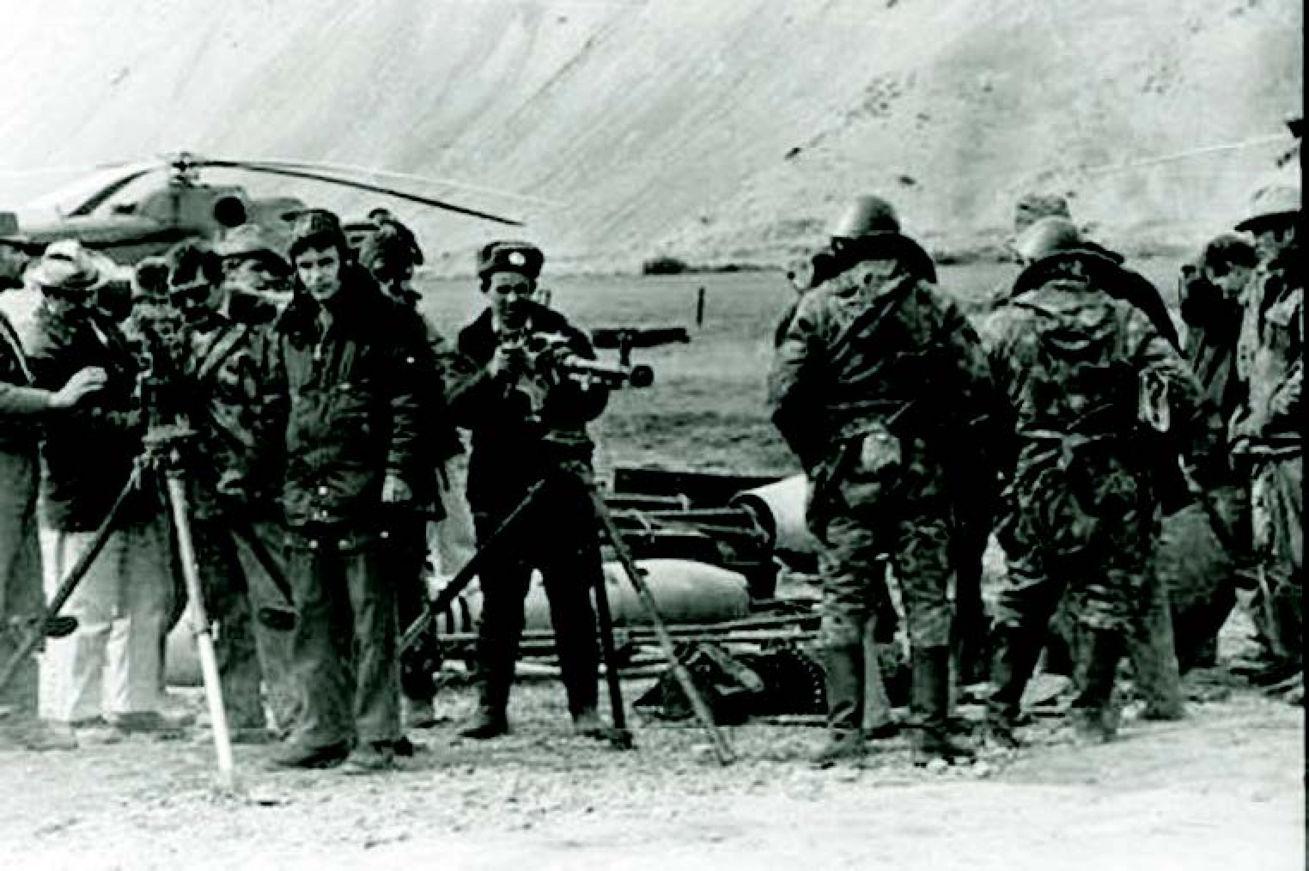 Захваченное трофейное оружие. У пулемета ДШК – капитан Н.Ф. Гаврилов Захваченное трофейное оружие. У пулемета ДШК – капитан Н.Ф. Гаврилов